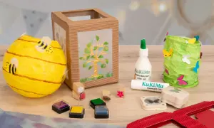 Bastelmaterialien für eine Laterne: Bienen-Laterne, Baum-Laterne, Kleber, Stempel & Schmetterlingsstanzer. Eine Vorlage zum Laterne basteln.