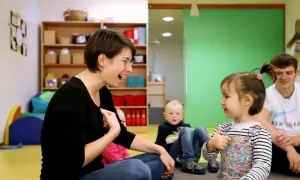 Lehrerin erklärt, ab wann ein Kind "Ich" sagt. Ein kleines Mädchen zeigt auf sich.