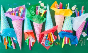 Bunte Schultüten mit Stiften, Süßigkeiten und ABC-Buchstaben – tolle Einschulung Ideen für den ersten Schultag!