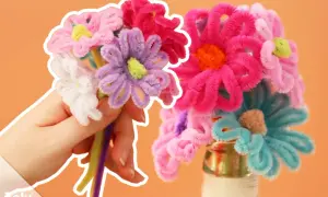 Bunte Blumen aus Pfeifenreinigern, ein tolles Bastelprojekt für Kinder. Ein Strauß wird gehalten, ein anderer steht in einer Vase.