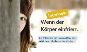 Ein Kind mit brauner Mütze blickt hinter Holz. Interview über selektiven Mutismus bei Kindern, wenn der Körper einfriert.