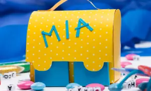 Ein gelber, gepunkteter Schulranzen zum Selberbasteln mit dem Namen "Mia" und blauen Buchstaben.