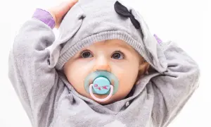 Baby mit Schnuller im süßen Elefanten-Hoodie. Bald ist er bereit zum schnuller auskochen.