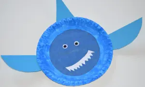 Ein lustiger Hai basteln Kinder mit Papptellern und Papierflossen. Ein süßes Bastelprojekt für kleine Meeresforscher.