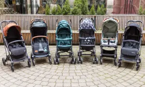 Sechs Kinderwagen stehen nebeneinander. Die Frage "ab wann buggy" beschäftigt viele Eltern.