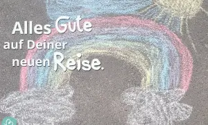 Bunter Kreide-Regenbogen und Sonne auf Asphalt. "Alles Gute auf Deiner neuen Reise." – ein Abschiedsgruß für den Kindergartenwechsel.