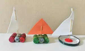 Drei selbstgemachte Boote aus Korken und Papiersegel. Eine tolle Idee, um mit Kindern ein Boot aus Korken zu basteln und kreativ zu werden.