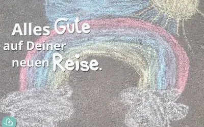 Bunter Kreide-Regenbogen und Sonne auf Asphalt. "Alles Gute auf Deiner neuen Reise." – ein Abschiedsgruß für den Kindergartenwechsel.