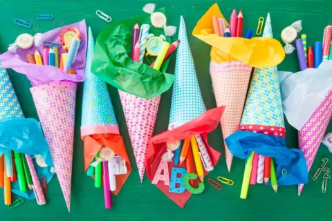 Bunte Schultüten mit Stiften, Süßigkeiten und ABC-Buchstaben – tolle Einschulung Ideen für den ersten Schultag!