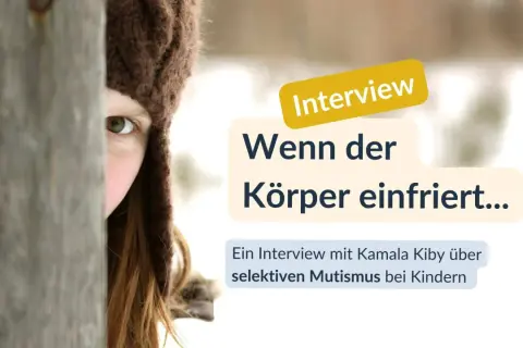 Ein Kind mit brauner Mütze blickt hinter Holz. Interview über selektiven Mutismus bei Kindern, wenn der Körper einfriert.