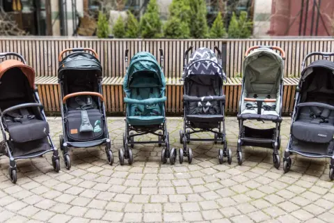 Sechs Kinderwagen stehen nebeneinander. Die Frage "ab wann buggy" beschäftigt viele Eltern.