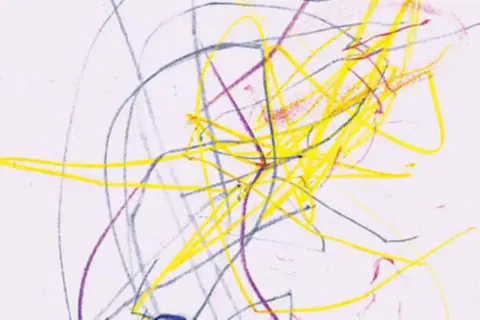 Bunte Kritzeleien in Gelb, Blau und Lila auf weißem Papier. Ein frühes Beispiel, ab wann malen Kinder ihre ersten Kunstwerke.