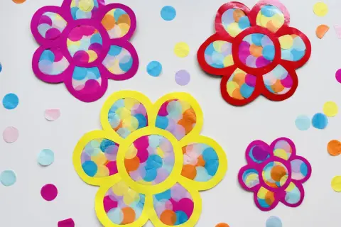 Bunte Blumen basteln Kinder einfach: Papierblumen mit Krepppapier-Konfetti.