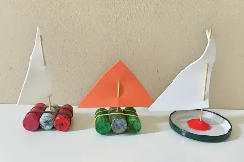Drei selbstgemachte Boote aus Korken und Papiersegel. Eine tolle Idee, um mit Kindern ein Boot aus Korken zu basteln und kreativ zu werden.