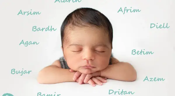 Schlafendes Baby mit albanischen Jungennamen wie Aldrin, Arsim, Bardh, Agan, Bujar, Bamir, Dritan, Afrim, Diell, Betim und Azem.