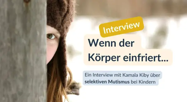 Ein Kind mit brauner Mütze blickt hinter Holz. Interview über selektiven Mutismus bei Kindern, wenn der Körper einfriert.