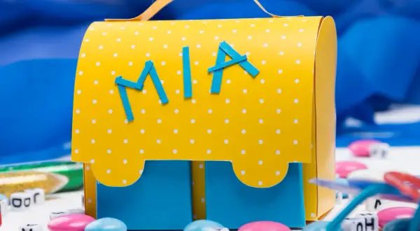 Ein gelber, gepunkteter Schulranzen zum Selberbasteln mit dem Namen "Mia" und blauen Buchstaben.