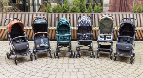 Sechs Kinderwagen stehen nebeneinander. Die Frage "ab wann buggy" beschäftigt viele Eltern.
