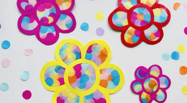 Bunte Blumen basteln Kinder einfach: Papierblumen mit Krepppapier-Konfetti.