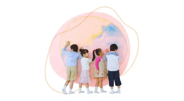 Vier Kinder betrachten eine bunte Weltkugel. Sie lernen spielerisch interkulturelle Erziehung im Kindergarten kennen und entdecken die Vielfalt.