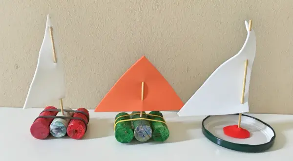 Drei selbstgemachte Boote aus Korken und Papiersegel. Eine tolle Idee, um mit Kindern ein Boot aus Korken zu basteln und kreativ zu werden.