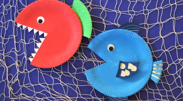 Zwei lustige Fische aus Papptellern, die zum Basteln einladen. Ein roter mit spitzen Zähnen und ein blauer mit witzigen Schuppen.