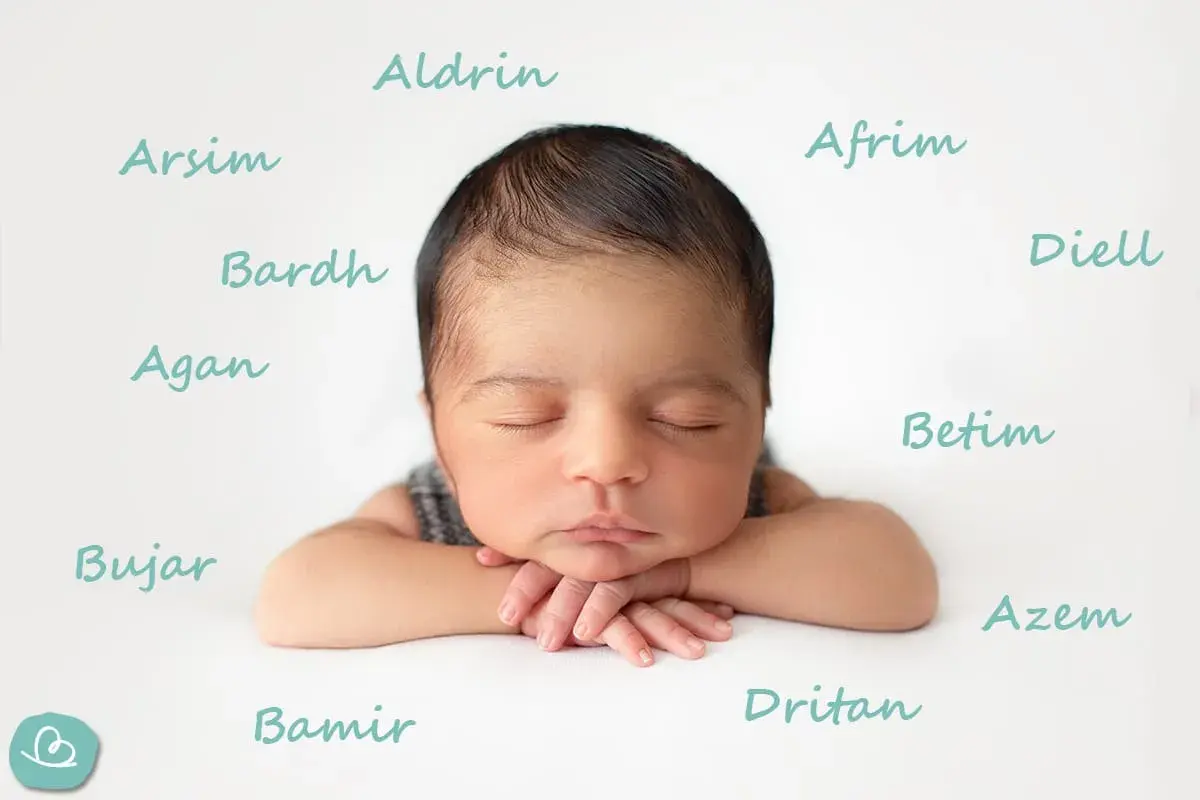 Schlafendes Baby mit albanischen Jungennamen wie Aldrin, Arsim, Bardh, Agan, Bujar, Bamir, Dritan, Afrim, Diell, Betim und Azem.