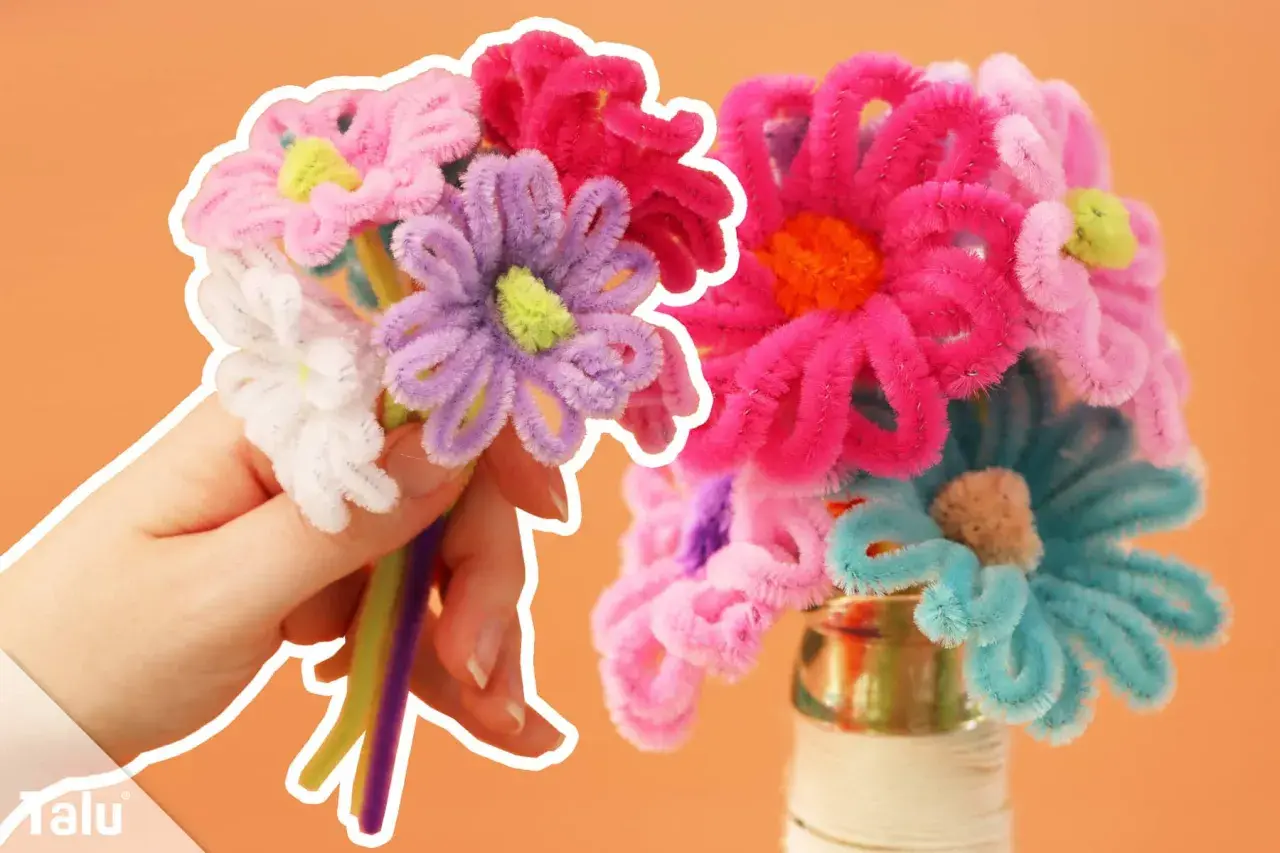 Bunte Blumen aus Pfeifenreinigern, ein tolles Bastelprojekt für Kinder. Ein Strauß wird gehalten, ein anderer steht in einer Vase.