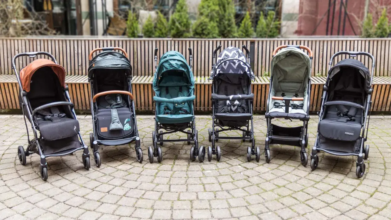Sechs Kinderwagen stehen nebeneinander. Die Frage "ab wann buggy" beschäftigt viele Eltern.