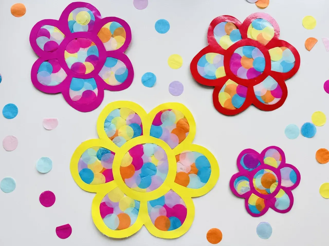 Bunte Blumen basteln Kinder einfach: Papierblumen mit Krepppapier-Konfetti.