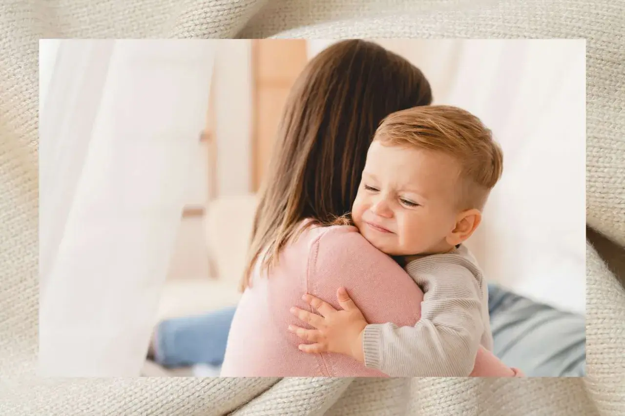 Ein weinendes Baby klammert sich an seine Mutter. Es ist ein echter Klettverschluss-Baby, das Trost sucht.