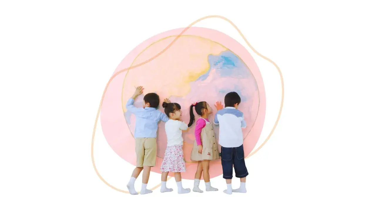 Vier Kinder betrachten eine bunte Weltkugel. Sie lernen spielerisch interkulturelle Erziehung im Kindergarten kennen und entdecken die Vielfalt.