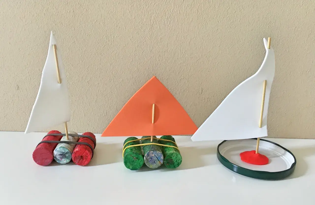 Drei selbstgemachte Boote aus Korken und Papiersegel. Eine tolle Idee, um mit Kindern ein Boot aus Korken zu basteln und kreativ zu werden.