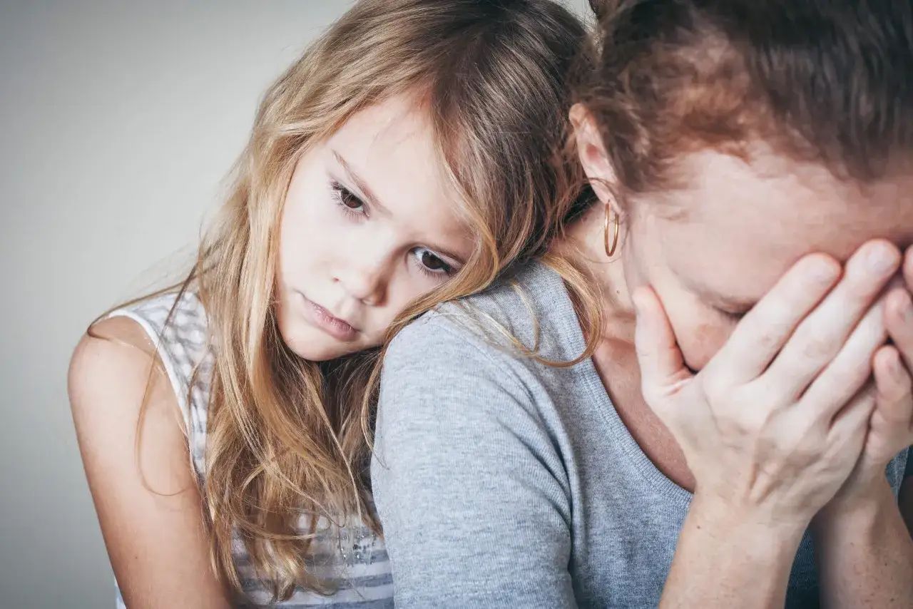 Kind tröstet erschöpfte Mutter. Wenn Mama Burnout hat, was tun?