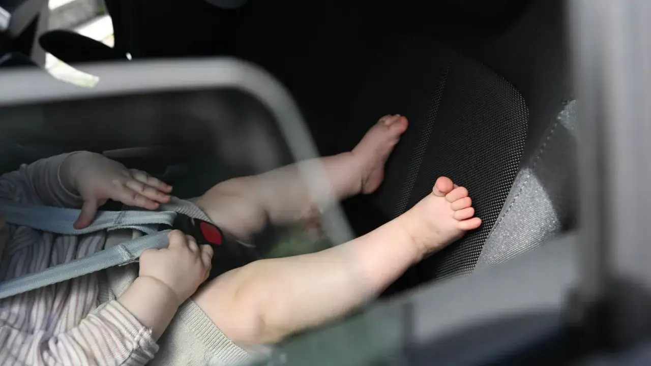 Babyfüße im Kindersitz, ein erschreckendes Bild, das an