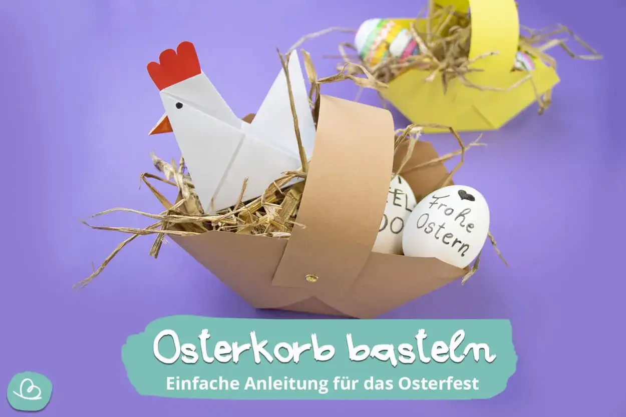 Osterkorb basteln: Ein Origami-Huhn sitzt in einem selbstgemachten Korb aus Papier, gefüllt mit Stroh und Ostereiern.