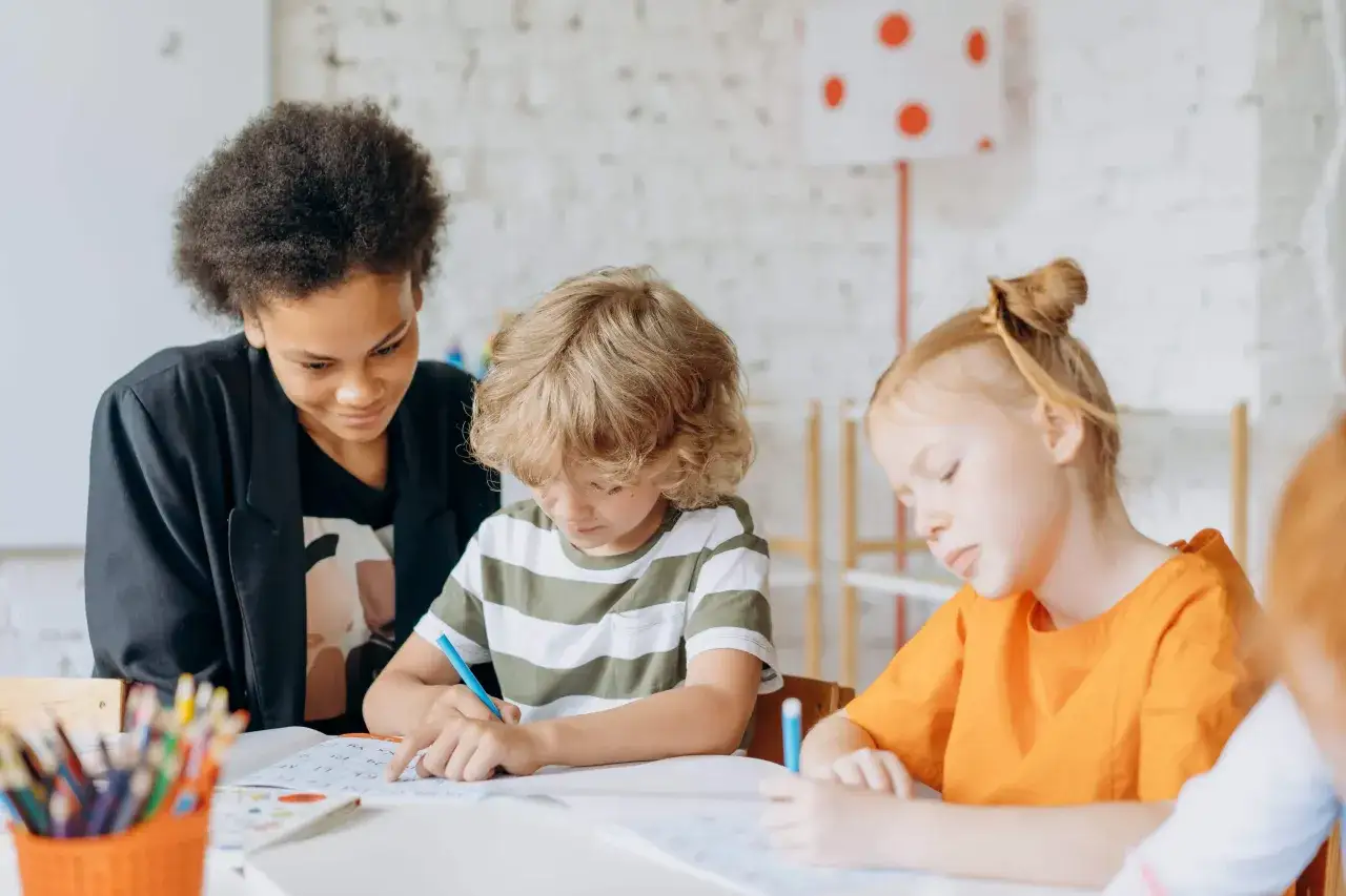 Kinder lernen konzentriert. Sie schreiben und malen, was bedeutet selbstwirksamkeit: Sie glauben an ihre Fähigkeiten, Neues zu schaffen.