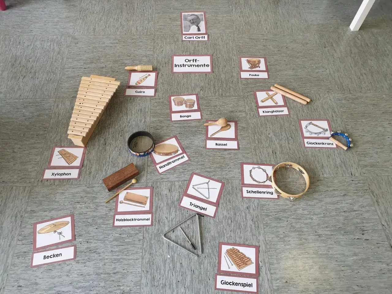 Kinder lernen spielerisch Orff-Instrumente kennen: Xylophon, Pauke, Guiro, Bongo, Handtrommel, Triangel, Glockenspiel und mehr.