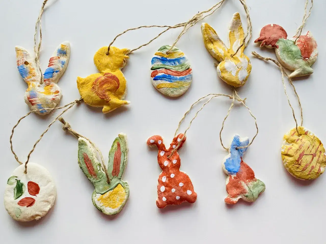 Bunte Salzteig-Ideen: Osterhasen, Küken und Eier als Anhänger. Perfekt zum Basteln und Dekorieren.