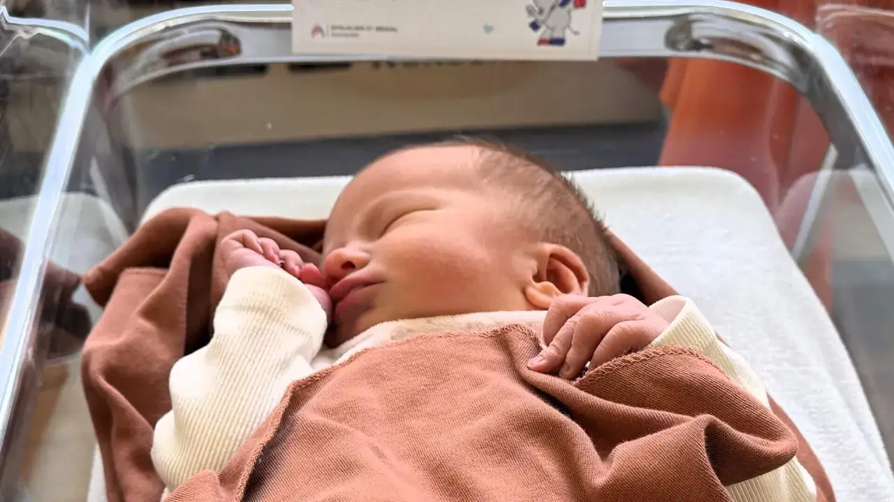 Schlafendes Baby in Krankenhausbett. Eltern &uuml;berlegen, welche Namen sind in Deutschland verboten, um ihrem Kind einen einzigartigen Namen zu geben.