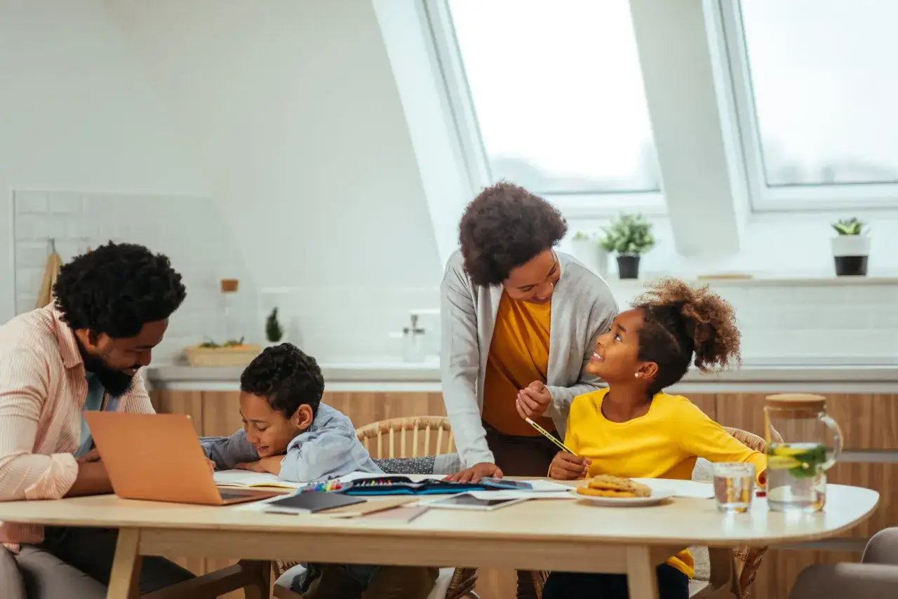 Eltern helfen ihren Kindern bei den Hausaufgaben. Der Junge wirkt müde, aber die Eltern ermutigen ihre faule Kinder.