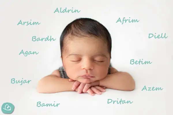Schlafendes Baby mit albanischen Jungennamen wie Aldrin, Arsim, Bardh, Agan, Bujar, Bamir, Dritan, Afrim, Diell, Betim und Azem.