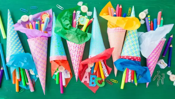 Bunte Schultüten mit Stiften, Süßigkeiten und ABC-Buchstaben – tolle Einschulung Ideen für den ersten Schultag!
