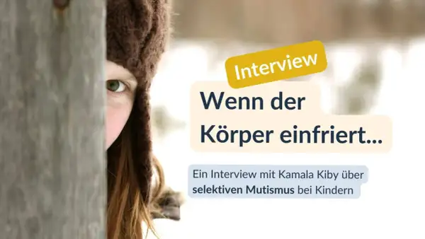 Ein Kind mit brauner Mütze blickt hinter Holz. Interview über selektiven Mutismus bei Kindern, wenn der Körper einfriert.