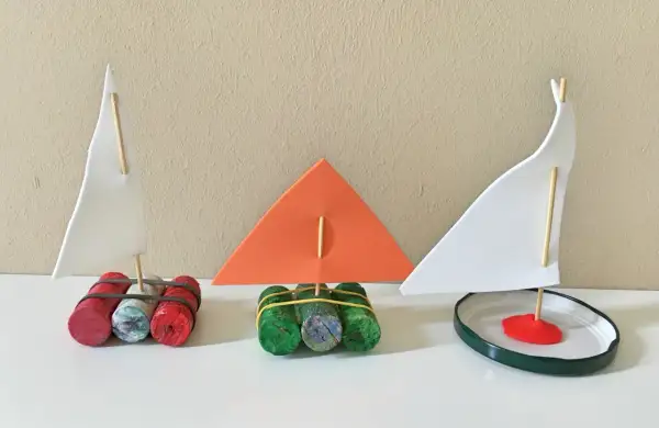 Drei selbstgemachte Boote aus Korken und Papiersegel. Eine tolle Idee, um mit Kindern ein Boot aus Korken zu basteln und kreativ zu werden.